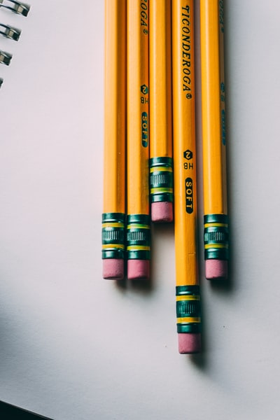 五支棕色铅笔